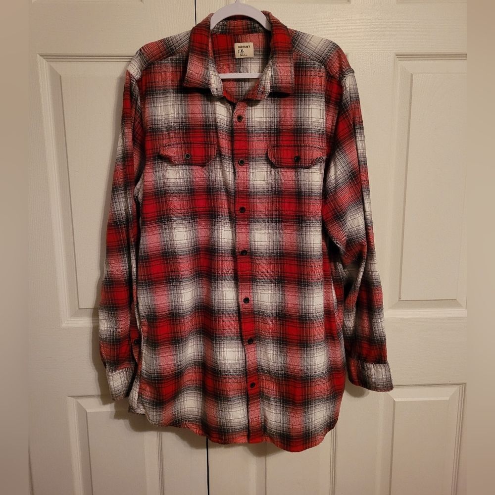 Old Navy men's long sleeve button up plaid flannel